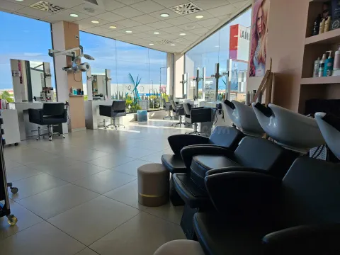 Negocio en pleno funcionamiento: Peluquería y Centro de Belleza en Ondara