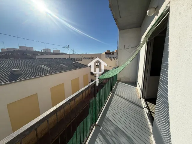 Piso en venta en Alicante, zona de la florida. 77m2, 3 habitaciones, 1 baño, balcón, galería. 2da planta con ascensor. — 32