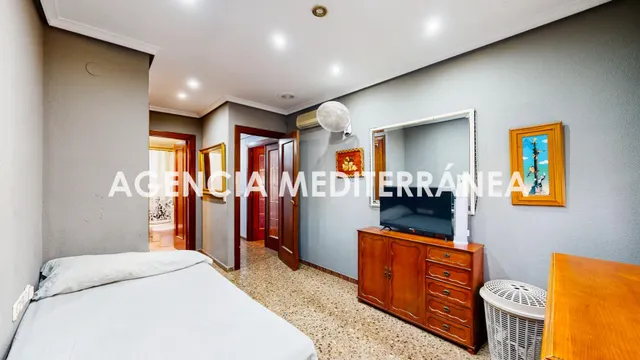 Piso en venta en Torrent, con tres habitaciones y dos baños. — 28