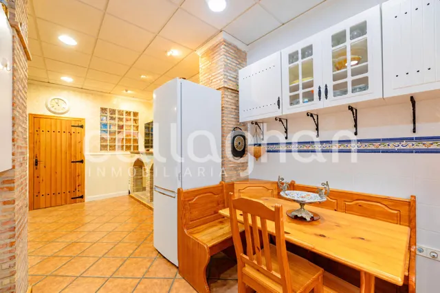 Amplia casa de pueblo con 6 habitaciones en Moncada — 35