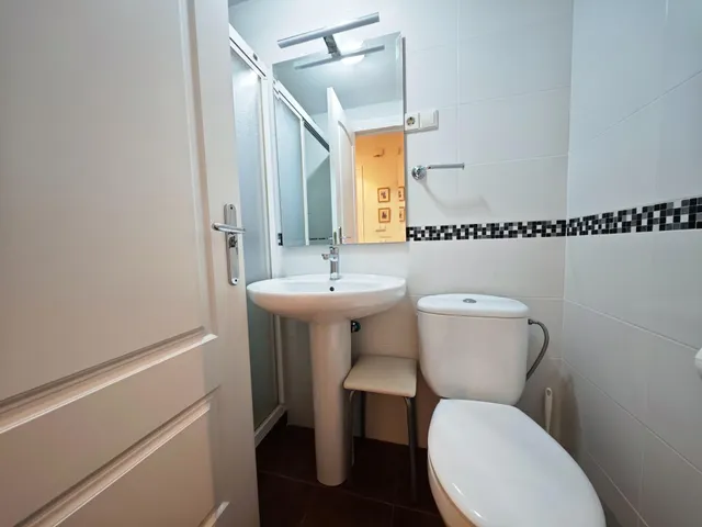 PISO CENTRICO EN FUENGIROLA CON VISTAS LATERALES AL PUERTO JUNTO A LA PLAYA. PERFECTO ESTADO — 25