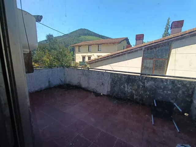 Venta de vivienda en planta primera y local en  planta baja unido a edificio de dos alturas en Gordexola — 27