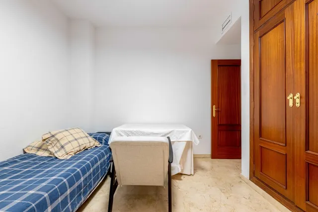 ¡Vive el Centro sin ruido! 180m2 construidos, 4 dormitorios, patio, garaje y trastero en calle Inocentes — 19