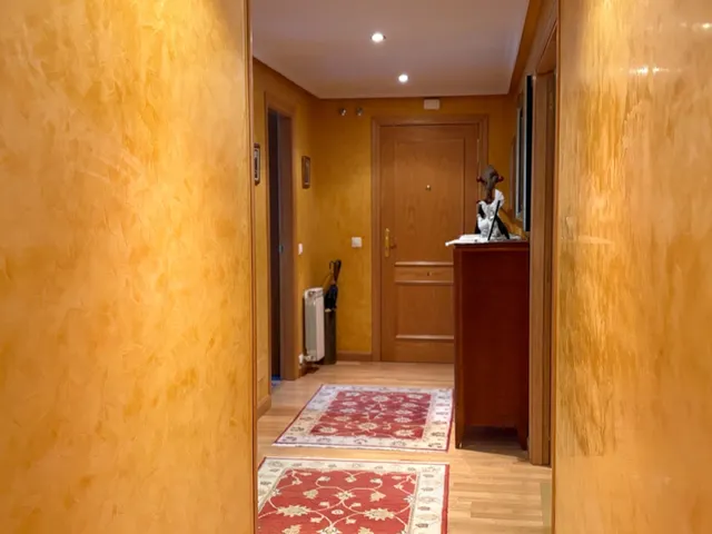 SE PISO SEMINUEVO, 94 M2, AMUEBLADO, COCINA, SALÓN, 3 HAB., 2 BAÑOS, ASCENSOR, TRASTERO, P.G. PARA ENTRAR A VIVIR. — 24