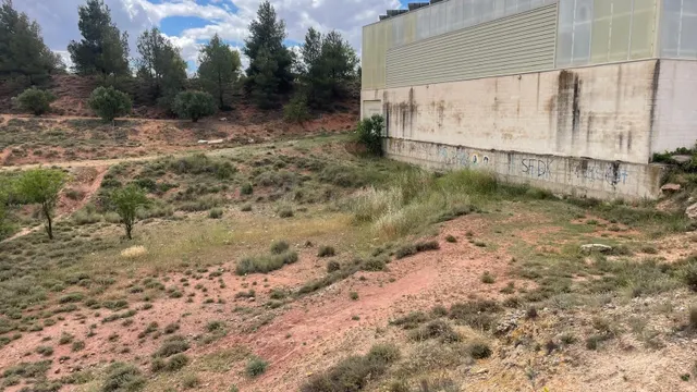 Se vende parcela de terreno rústico pegado al pabellón polid