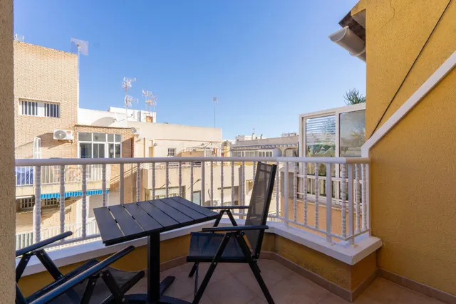 Ático renovado con estilo y balcón cerca de la playa — 16