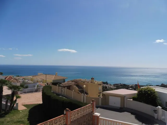 Villa grande con mucho potencial y vistas al mar zona Estupa Budista, Benalmádena — 23