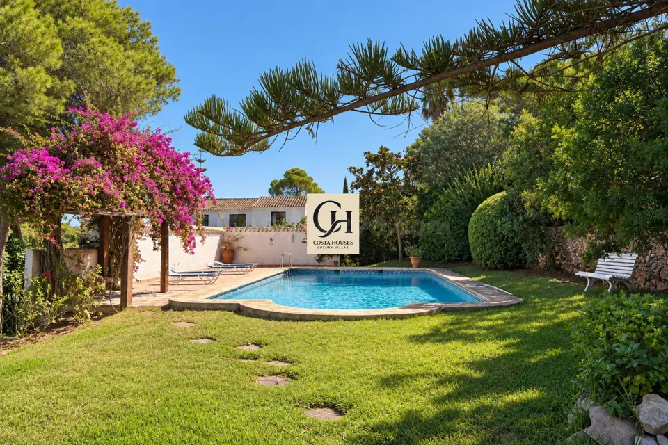VILLA JARDI · DOBLE PARCELA, JARDINES MADUROS Y VISTAS AL MONTGÓ EN EL TOSALET JÁVEA