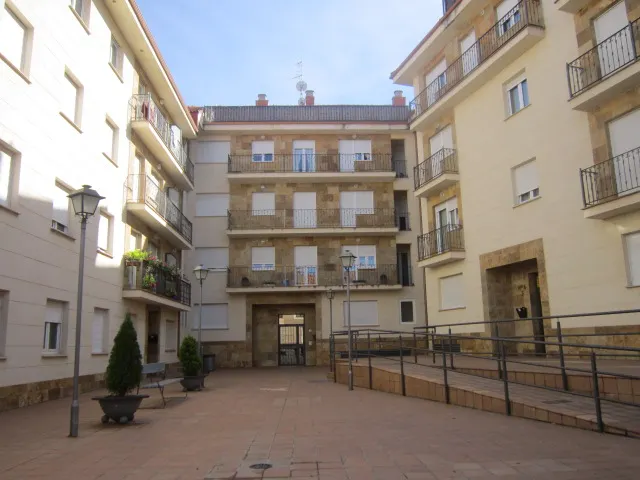 SE VENDE APARTAMENTO AMUEBLADO, SEMINUEVO, COCINA AMERICANA, DORMITORIO, BAÑO, TRASTERO Y GARAJE. — 10