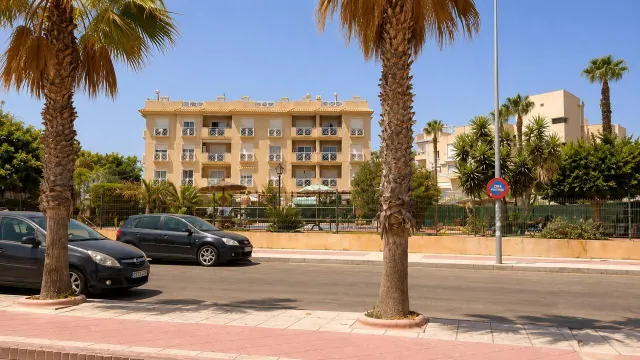Apartamento turístico en primera línea de mar con piscina, garaje y solárium panorámico — 9