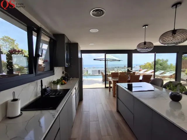 Villa contemporánea con piscina y vistas panorámicas al mar en Cunit — 9
