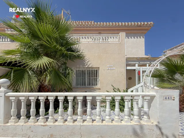 La Zenia! Exclusivo chalet pareado con amplios espacios + 2  - foto 3