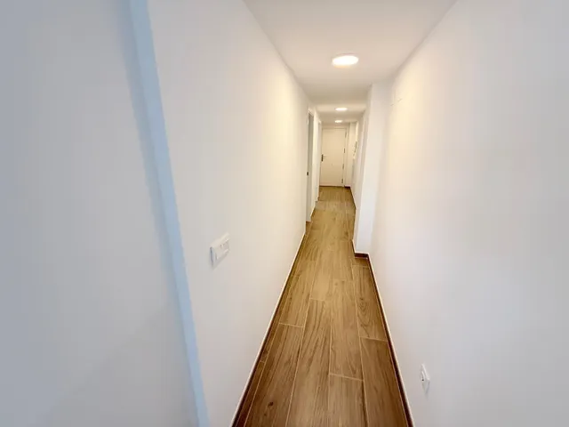 Luminoso apartamento semi-nuevo con terraza, piscina y parking — 27