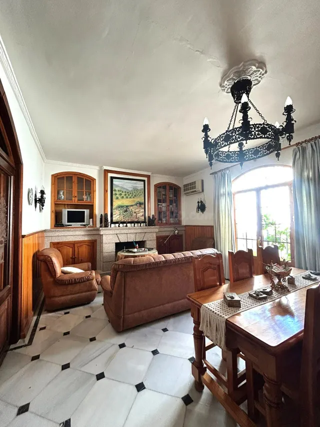 Casa en Alcolea del Río con 6 habitaciones, cochera y doble 