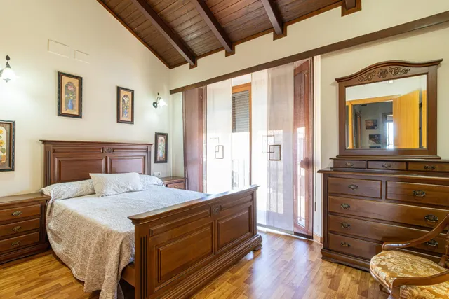 Casa adosada de 3 dormitorios con piscina y sótano en La Cartuja. — 7