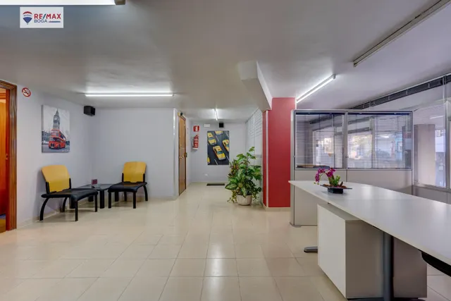 DOS LOCALES CONTIGUOS — 12