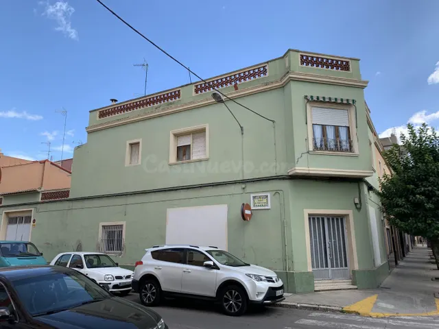 Casa chaflán con muchas posibilidades en venta en Carcaixent