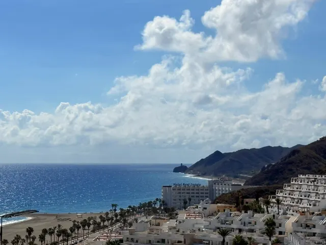 Piso de 3 dormitorios con vistas al mar y piscina — 19
