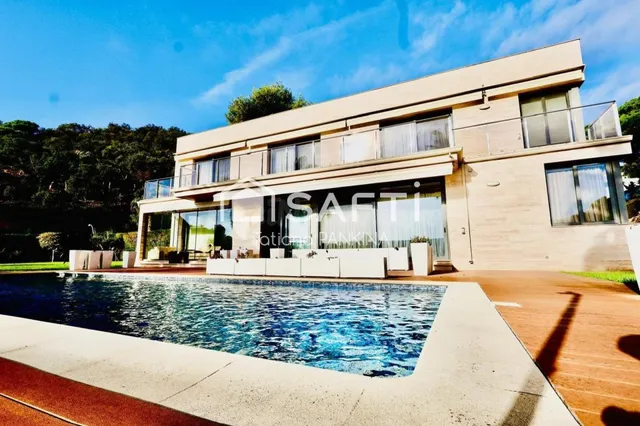 Elegante casa de lujo con vistas al mar en urbanización priv