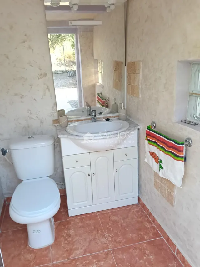 Se vende albergue con placas solares en buen estado cerca de Aspe — 11
