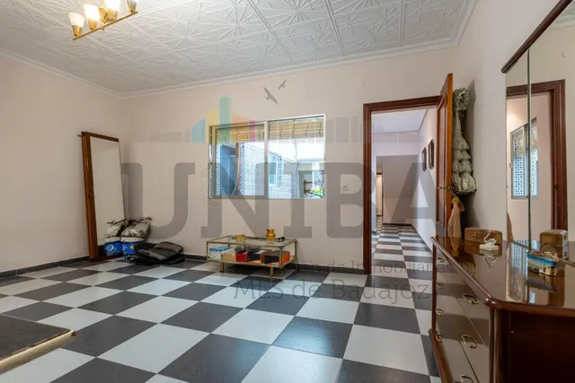 Casa de dos plantas con patios y azotea en Antonio Domínguez — 9