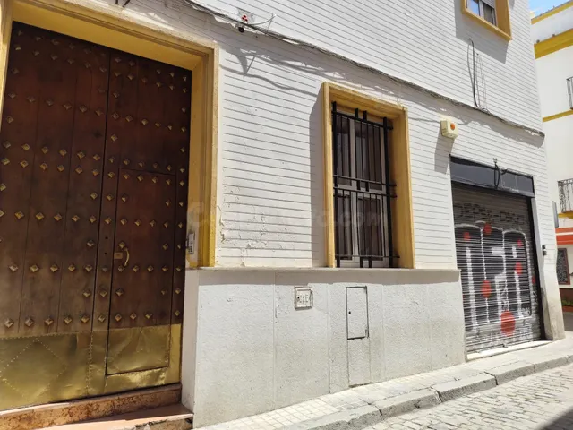 Local comercial con sótano abovedado en el centro