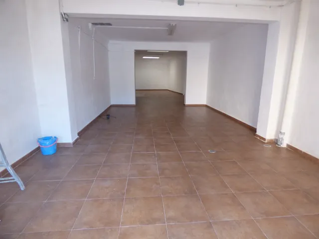 Local situado en Marina Española, de 96 m2, reformado, con pavimento de gres, dos estancias y dos aseos. — 4