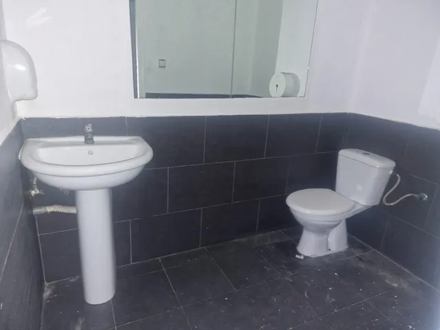 Se vende local en calle Pedro Andreu de Valencia — 10