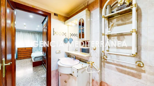 Piso en venta en Torrent, con tres habitaciones y dos baños. — 30