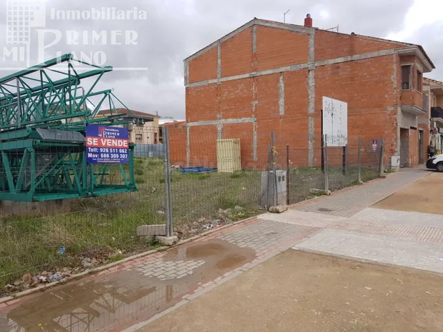 *Solar de 1000 metros cuadrados en la zona de la avenida Jua