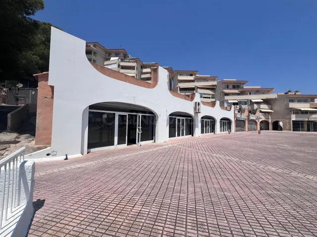 Complejo comercial de 664 m2 con cuatro locales y gran terra