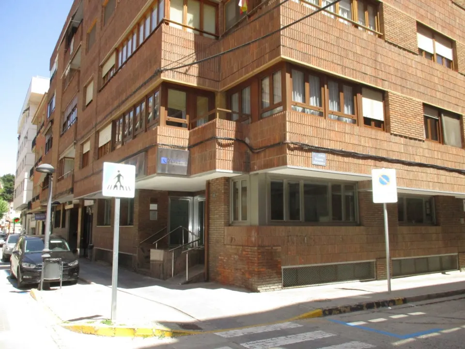 LOCAL TOTALMENTE REFORMADO CON EXCELENTE UBICACIÓN