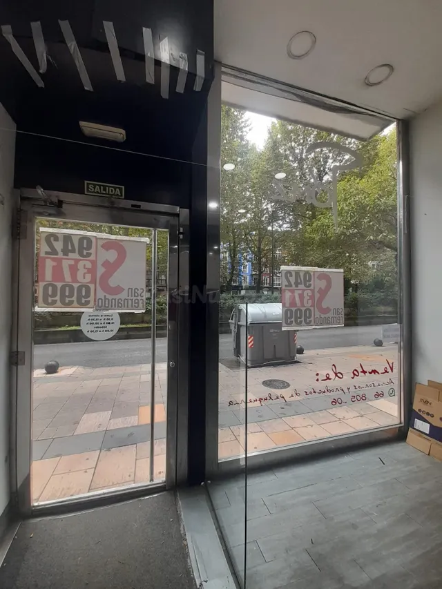 Se alquila local comercial en primera línea en Calle San Fernando de Santander. — 4