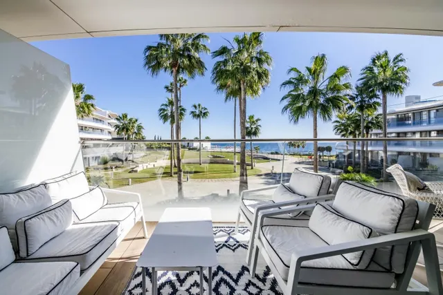 Apartamento de 2 dormitorios con vistas al mar en Estepona — 3