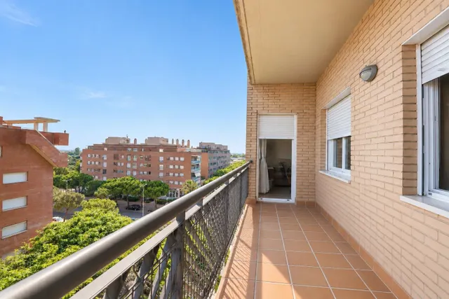 Dúplex reformado con terraza, parking y piscina comunitaria — 35