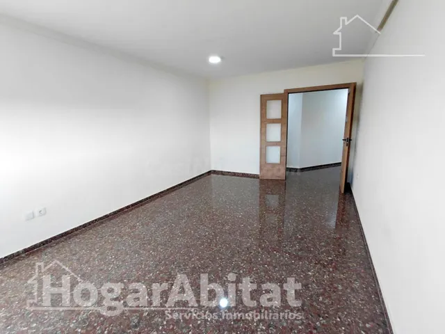 Amplitud y confort a estrenar en este luminoso piso reformado con balcón y ascensor — 2