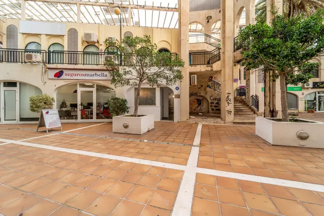 Local comercial 64m² en venta - Marbella — 36