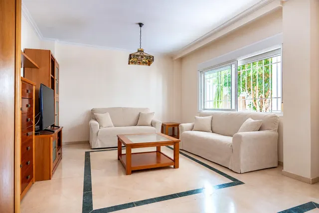 Fabulosa casa con patio ajardinado en Gelves, a diez minutos del centro de Sevilla. — 7
