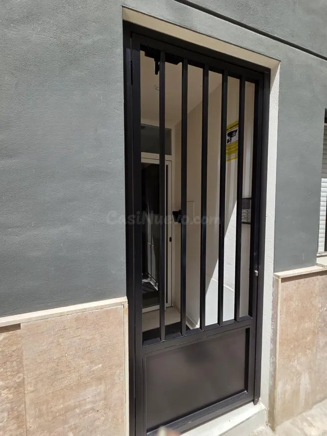 Oportunidad en Alicante: Vivienda con patio y ascensor en Alicante — 2