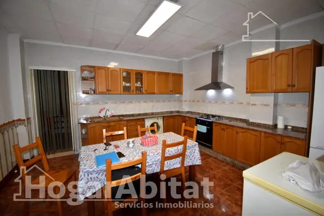 AMPLIA Y LUMINOSA CASA CON TERRAZA Y TRASTERO - foto 2