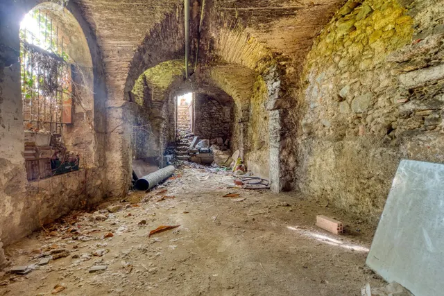 Casa de piedra semirestaurada — 14