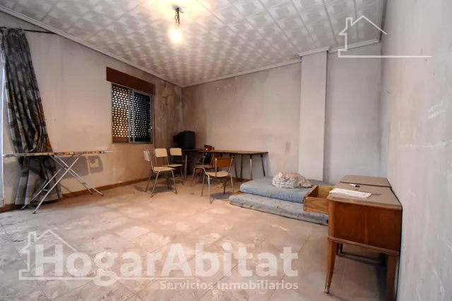 Espaciosa casa con local comercial, dos terrazas y balcón — 24