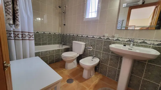 Chalet esquina de 3 Dormitorios y 3 Baños en parcela grande arreglada de 600m2 con piscina y garaje privado — 9
