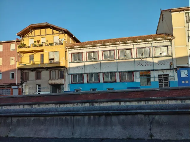Local comercial 717m² en alquiler - Peñacastillo - Nuevamont
