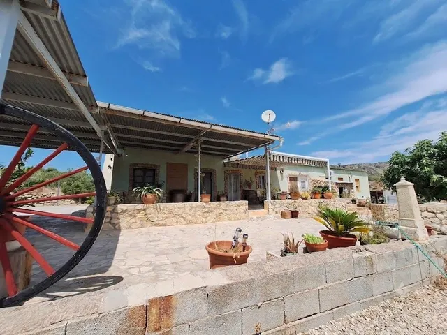 ¡Chalet con piscina a 858 €/m2!  4.000 m2 de parcela, 4 dormitorios y espacio para otra vivienda de 90 m2 — 38