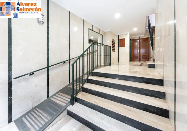 ¡Oportunidad única! Ático de 4 dormitorios y 2 baños con gra - foto 3