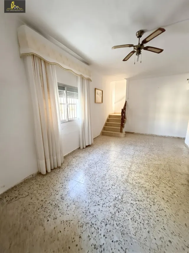 Magnífica casa de 4 dormitorios con gran patio trasero en Guadalcacín — 9