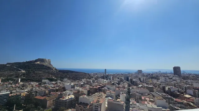 Amplia vivienda de 159 m2 con vistas panorámicas a los dos castillos de Alicante y plaza de garaje — 28