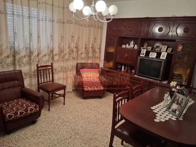 SE VENDE CASA CON PATIO EN LOS ANGUIJES. — 2
