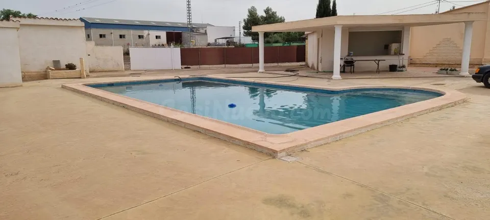 Edificio con piscina